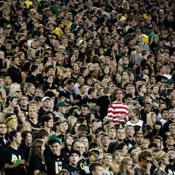 WHERE’S WALDO white and red Pom pom hat - Picture 7 of 8